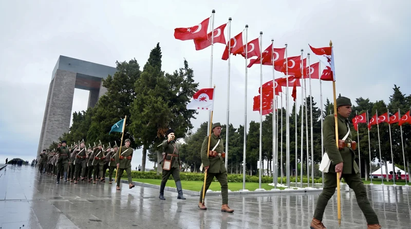 57. Piyade Alayı askerleri Atatürk Anıtı önünde bando eşliğinde tören provası, Gelibolu 2026